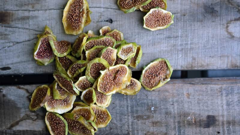 انجیر خشک ورقه ای انتخابی سالم برای میان‌ وعده‌ ای مقوی